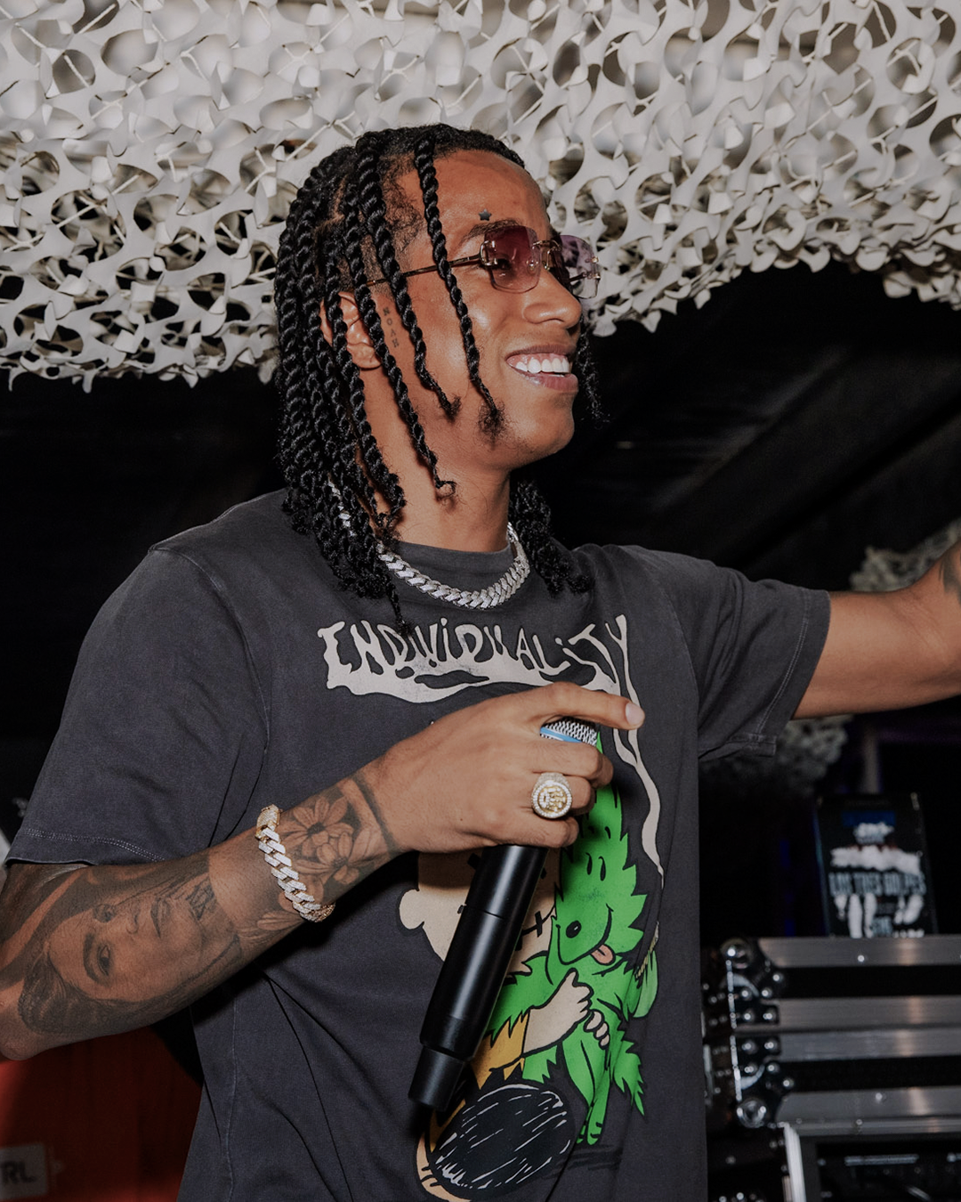 Nino Freestyle performing at a Dembow Con Mangú music experience